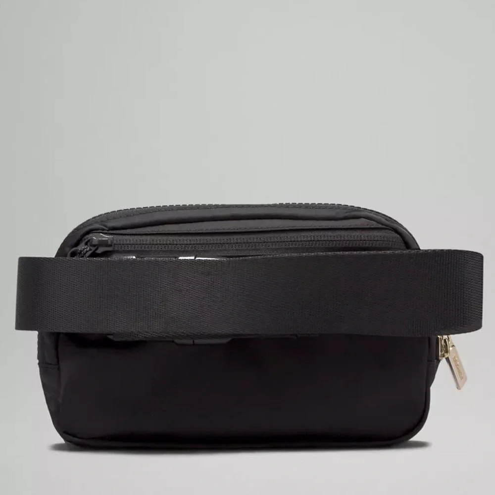 Lululemon Black & Gold Everywhere Belt Bag Crossbody Bag EBB Nwt - Picture 3 of 6